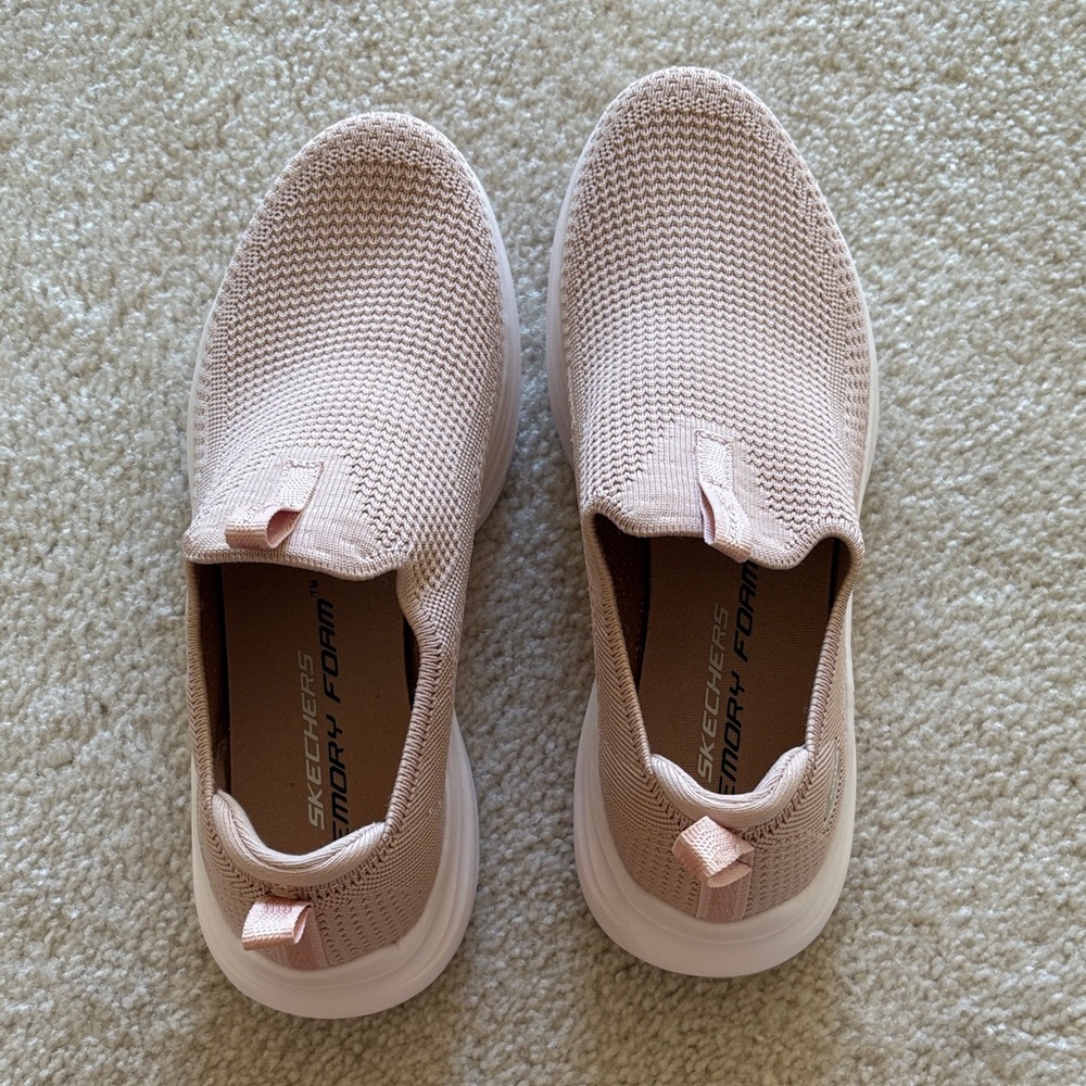 NWOT Skechers hands free swift fit shoes